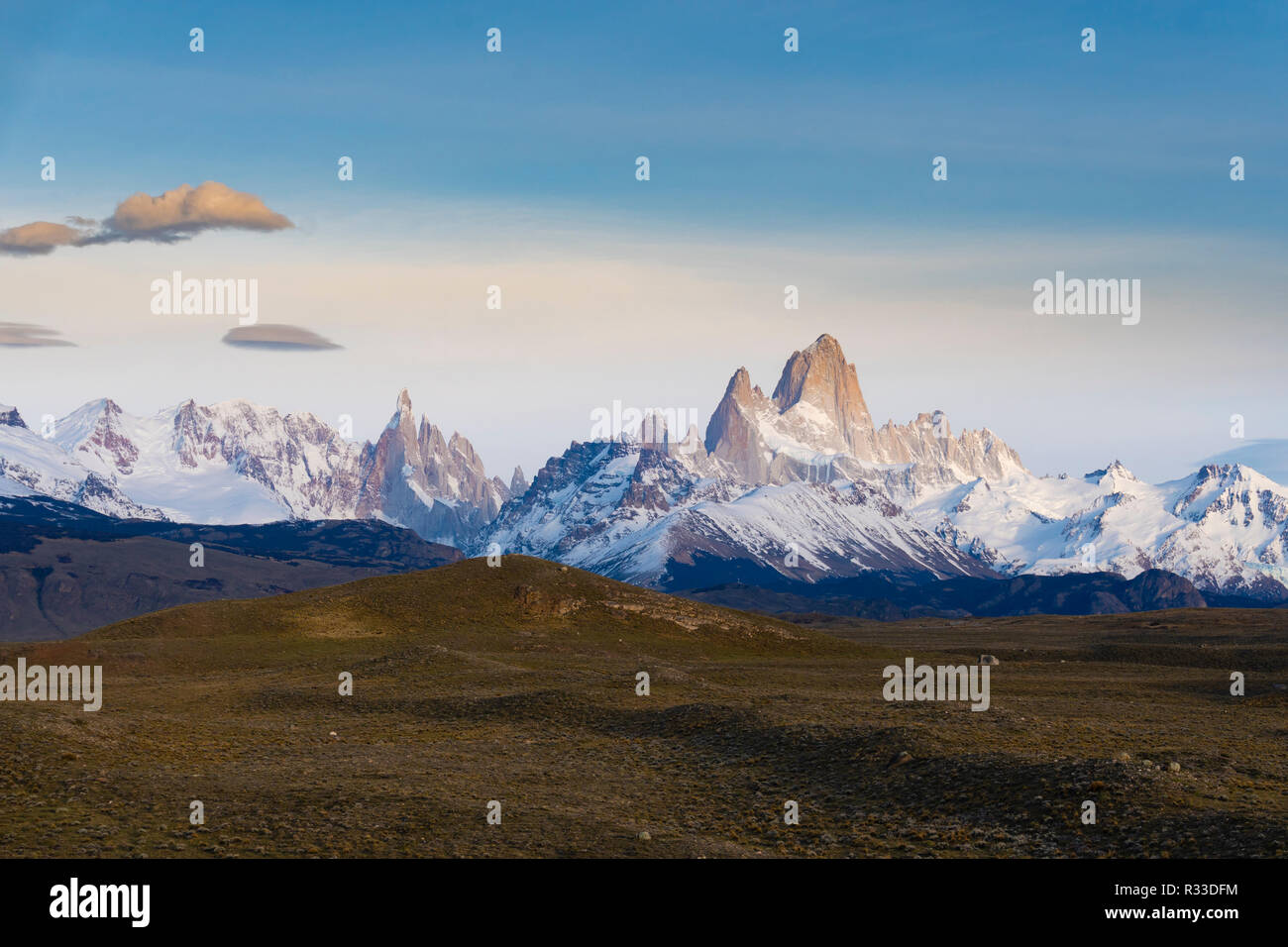 Vista del Monte Fitz Roy y el Cerro Torre en Argentina Foto de stock