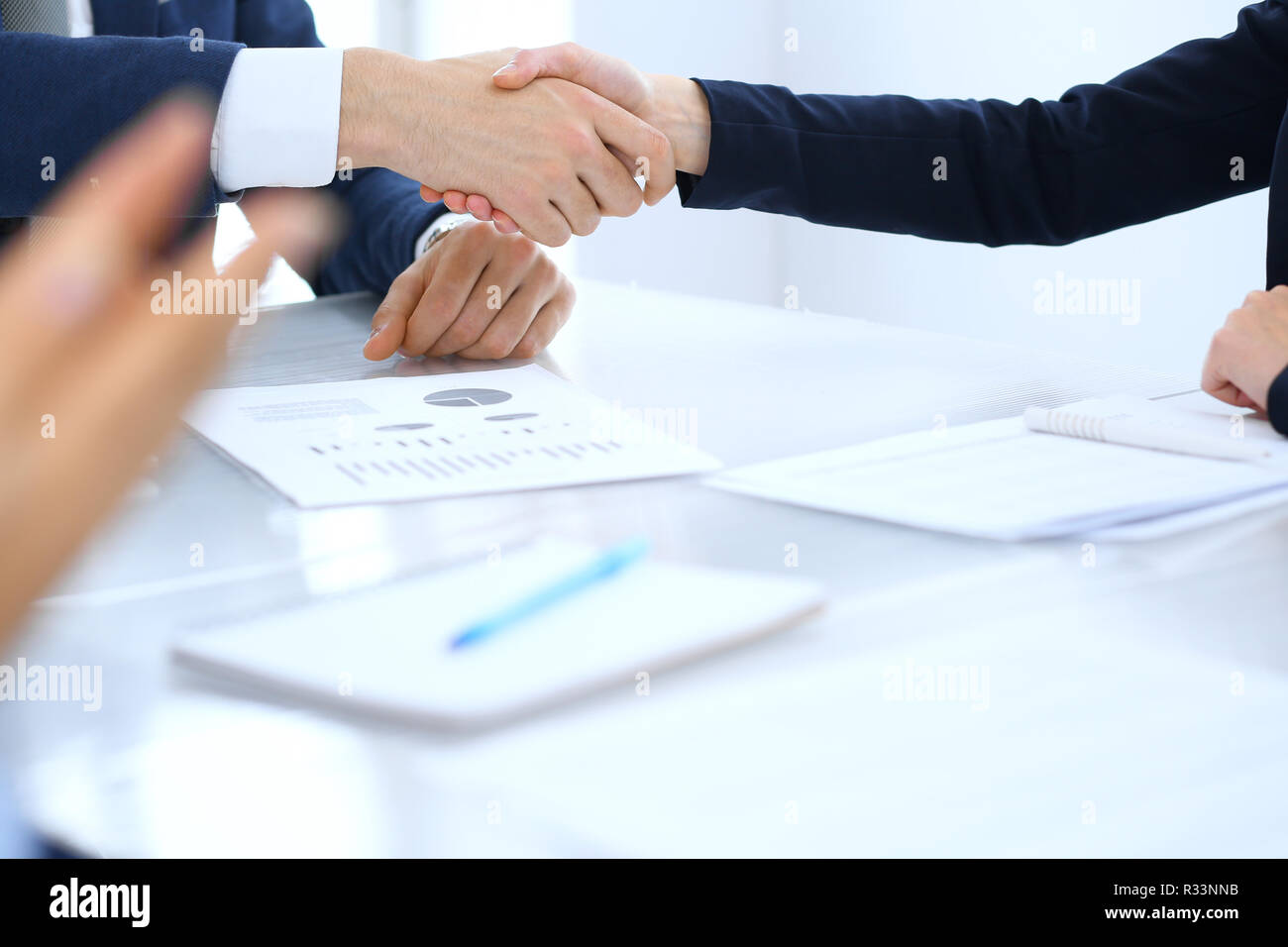 Grupo de empresarios o abogados, un apretón de manos, terminando una reunión , cerca. El éxito en la negociación y conceptos de handshake Foto de stock