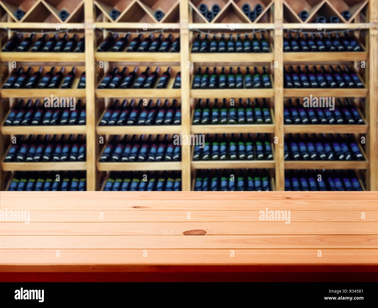 Mesa de madera con fondo blured wine bar, por tu foto montaje o la  presentación del producto. Espacio para colocar objetos en la mesa. Vista  delantera Fotografía de stock - Alamy