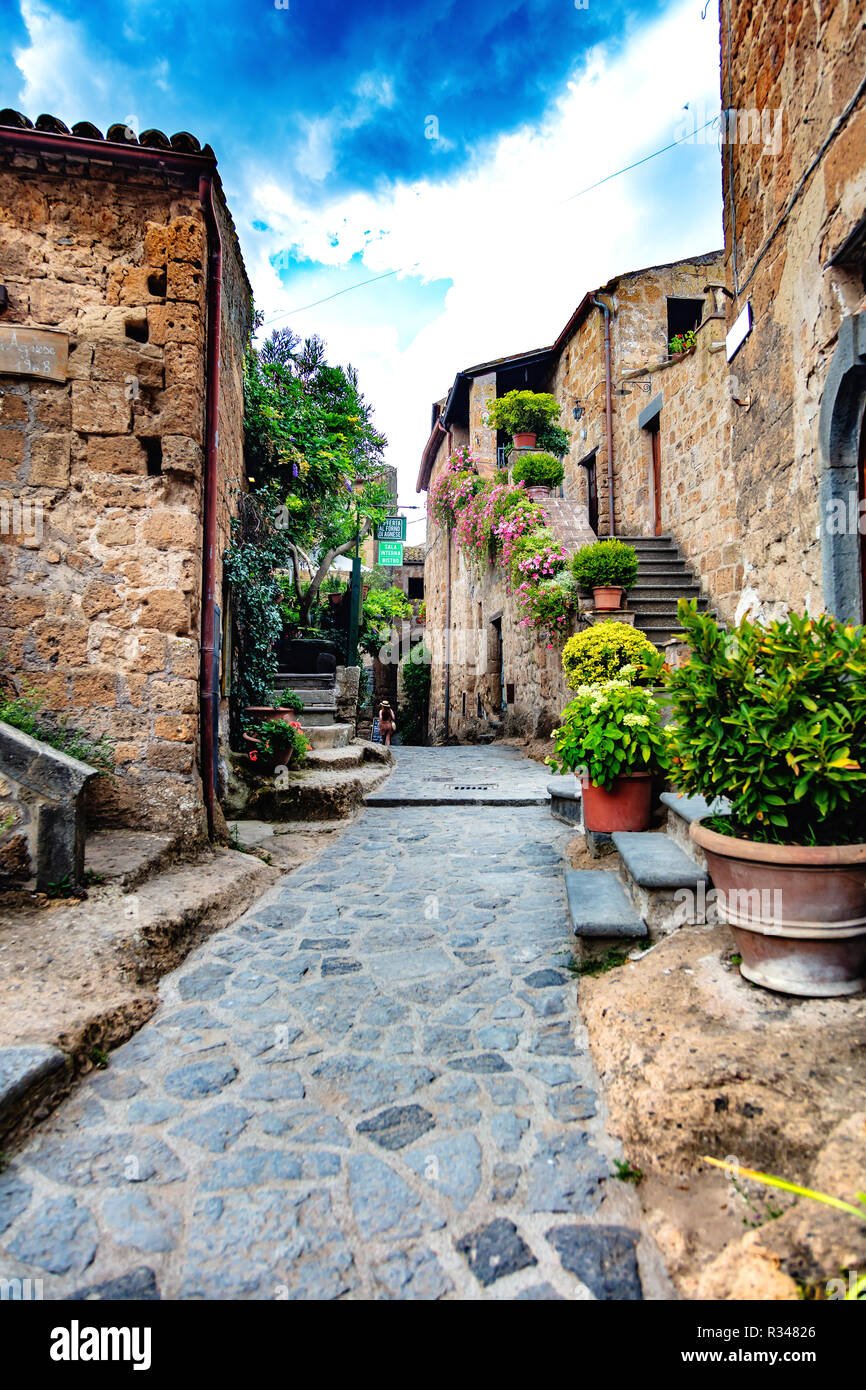 Los pintorescos callejones de la aldea de Civita di Bagnoregio, Viterbo, Lacio, Italia Foto de stock