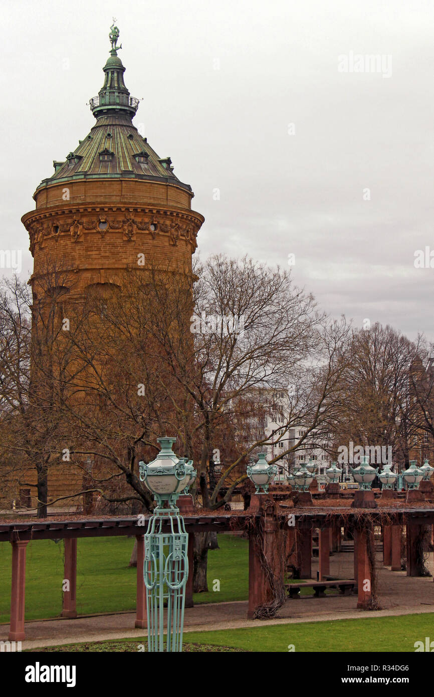 Wasserturm mannheim con lámparas art nouveau. Foto de stock
