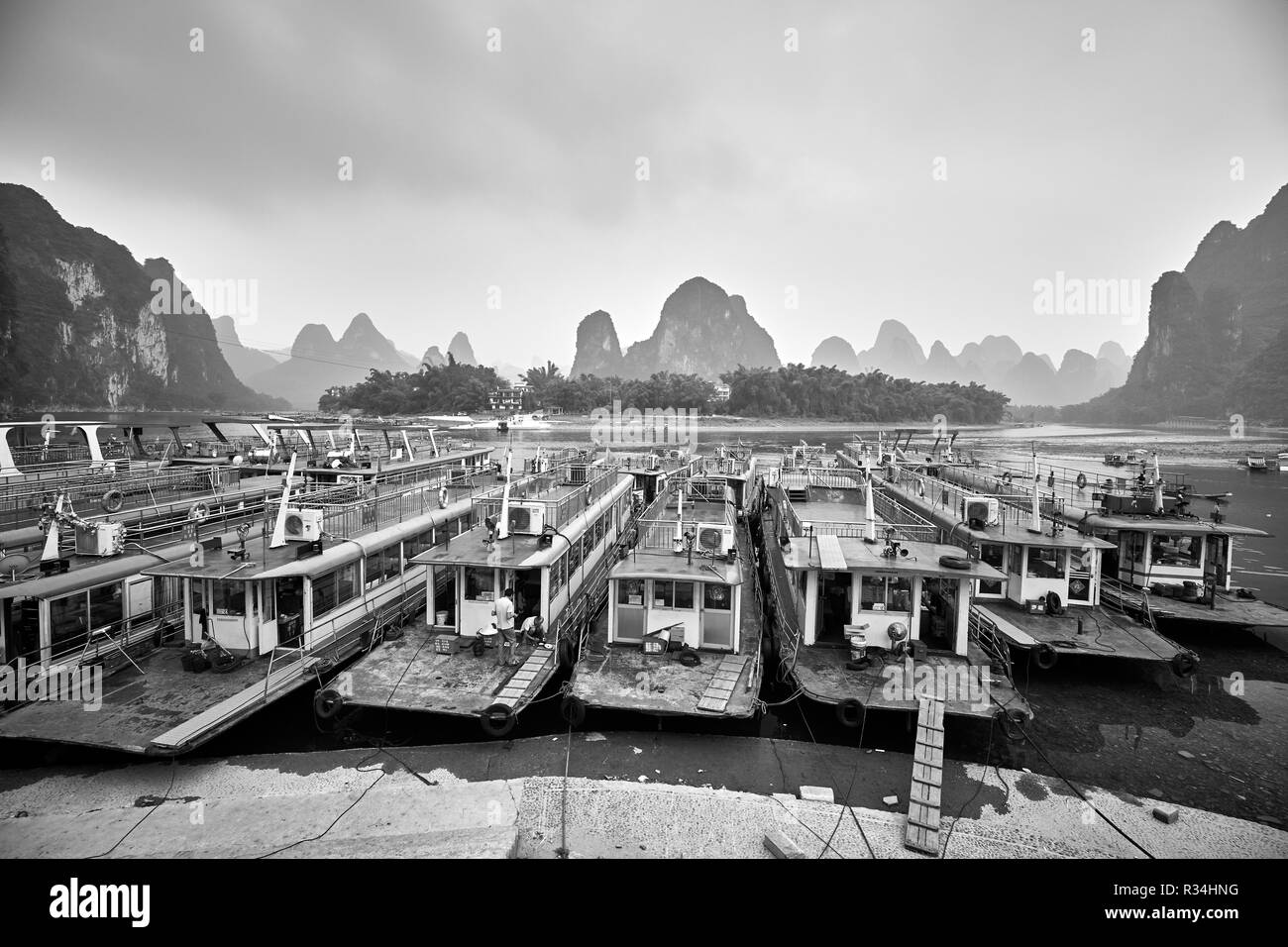 Xingping, Guangxi, China - 18 de septiembre de 2017: los barcos anclados en el río Lijiang banco. Foto de stock