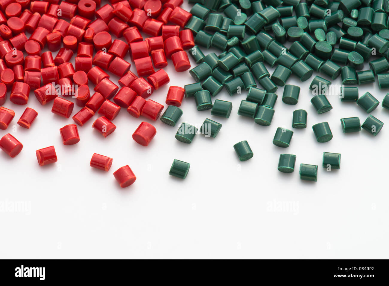 Granulado de plástico rojo y verde Foto de stock