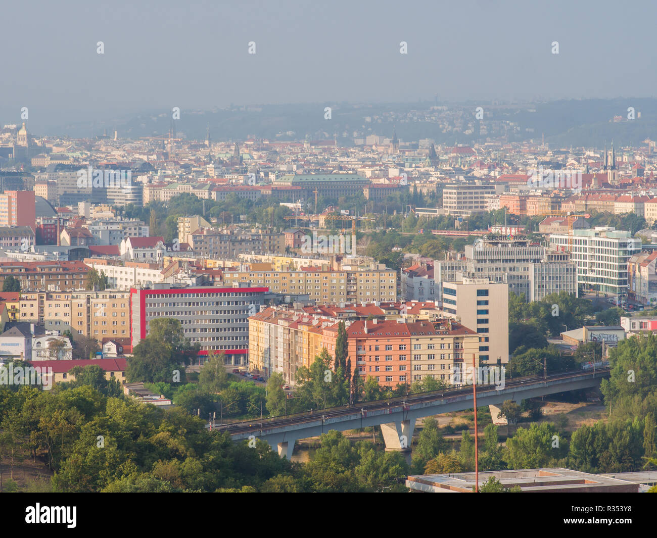 Praga, República Checa - Agosto 5, 2018: Panorama de la ciudad de Praga, en una mañana de verano. Checo. Foto de stock