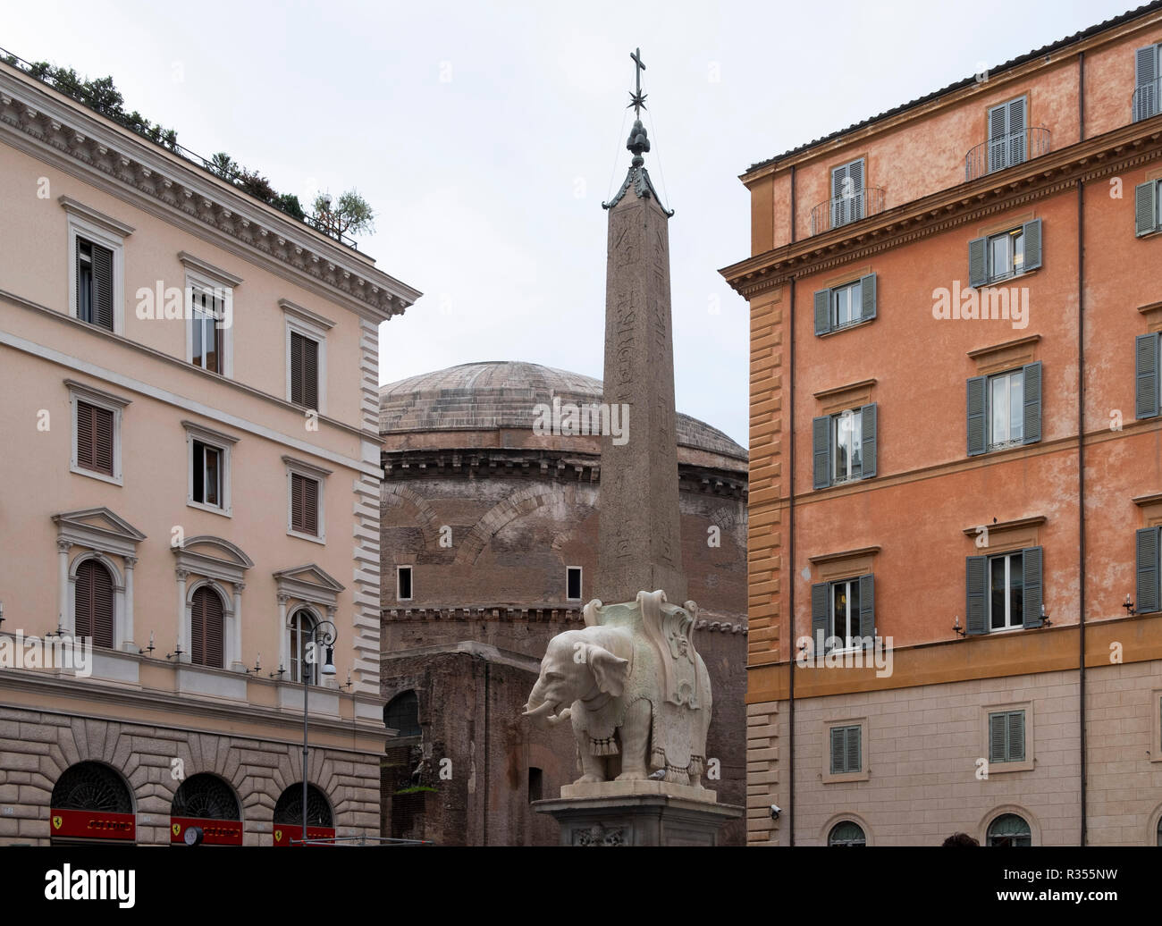 Rom, Roma, Piazza delle Minerva, Elefant von Bernini, im Hintergrund das Panteón Foto de stock
