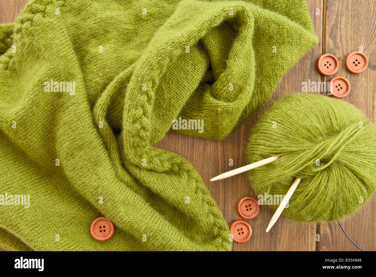 Incluso bufanda de punto de lana verde Foto de stock