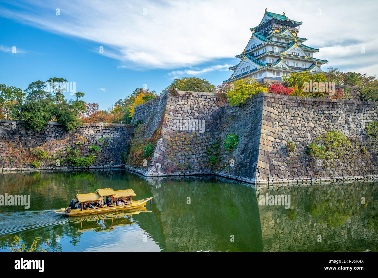El Castillo de Osaka, un barco turístico en el foso Foto de stock