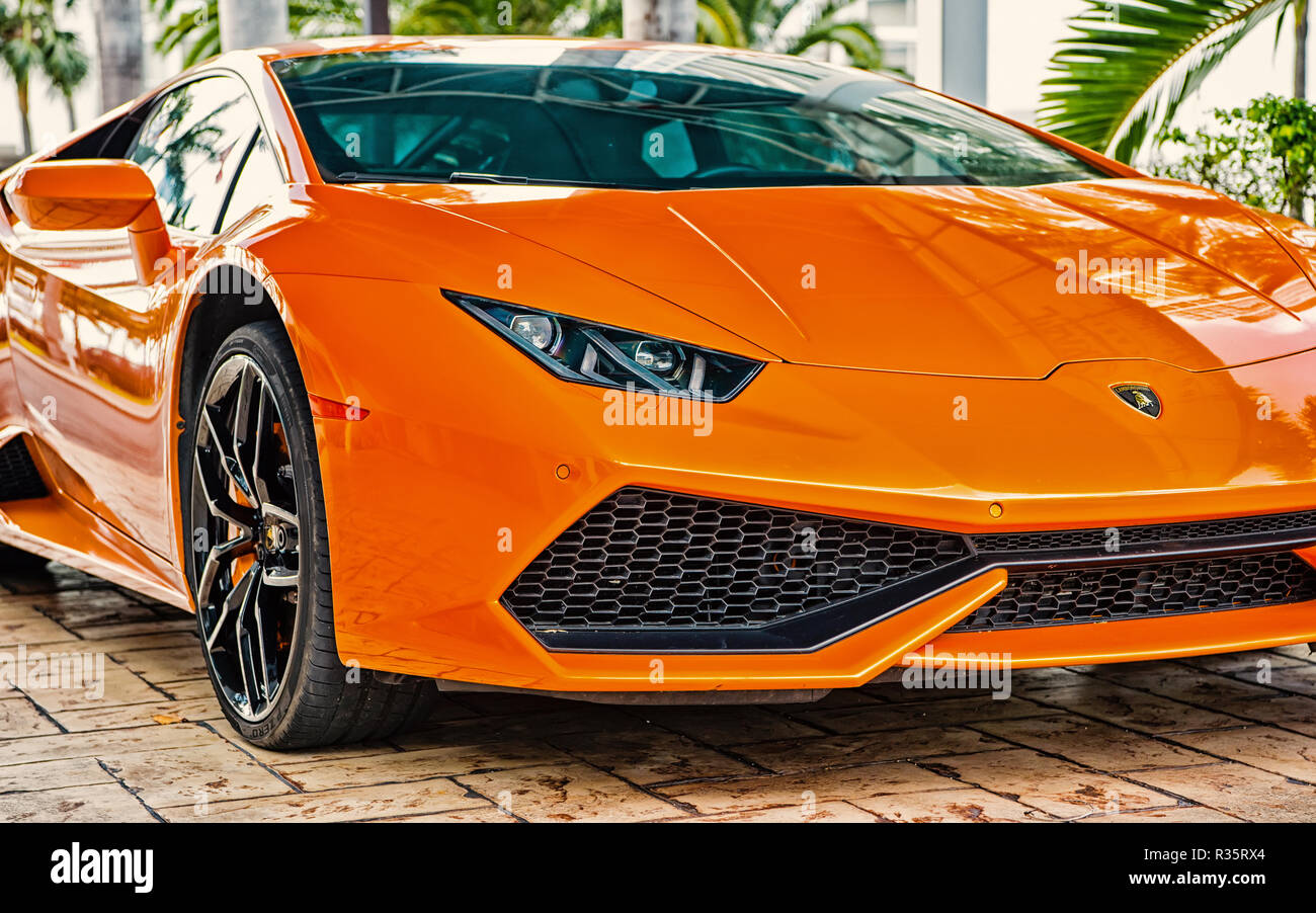 Miami Florida Ee Uu Febrero 19 2016 Supercar Lamborghini Aventador De Color Naranja Aparcado Junto A Ocean Drive En South Bech En Miami Florida Coche Lamborghini Es Famoso Caro Automovil Automovil De La