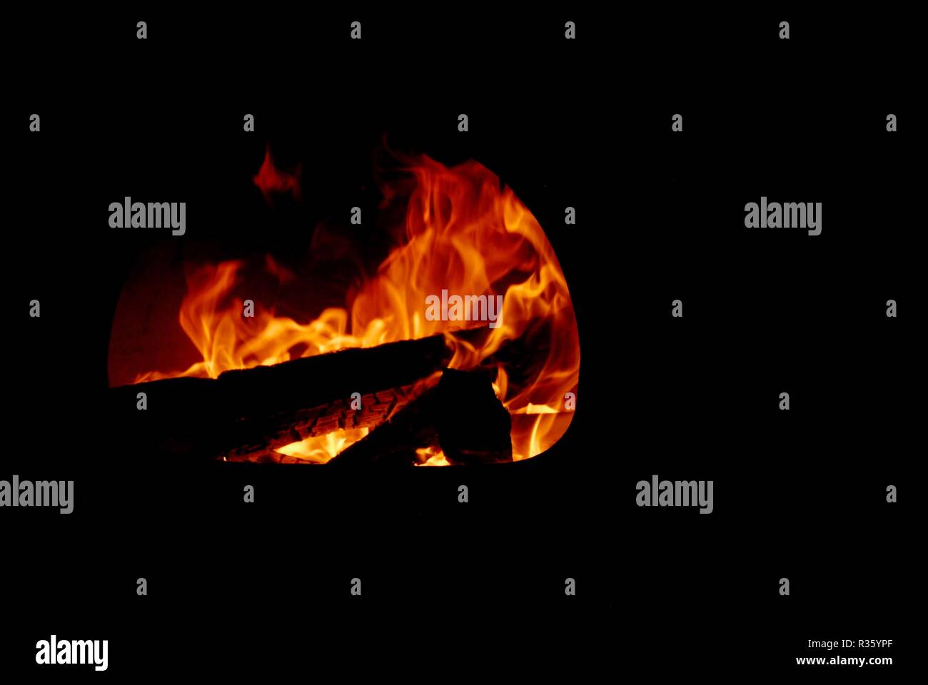 El fuego de una chimenea en invierno. Foto de stock