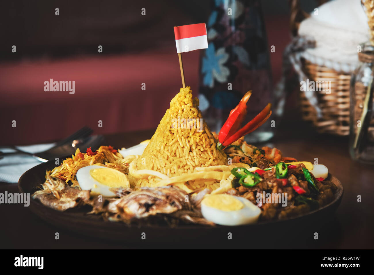 Cocina tradicional de Indonesia Nasi Tumpeng para la celebración de la  independencia con la Bandera. Tumpeng es un plato de arroz en forma de cono  como la montaña con carnes Fotografía de