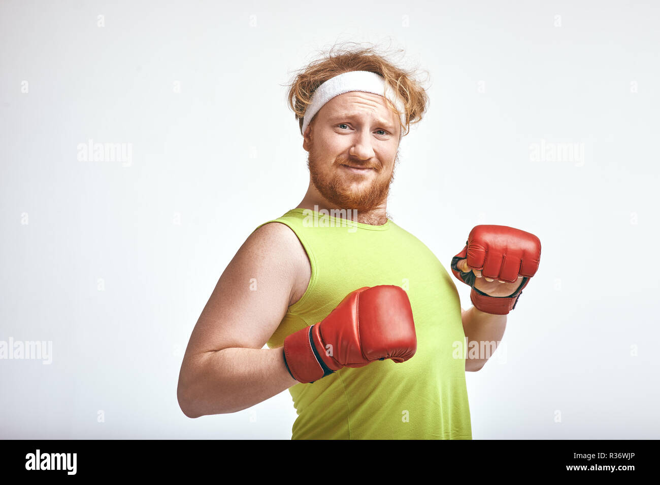 Pelo, barba roja, regordeta hombre vestido con ropa y guantes de boxeo rojo  Fotografía de stock - Alamy