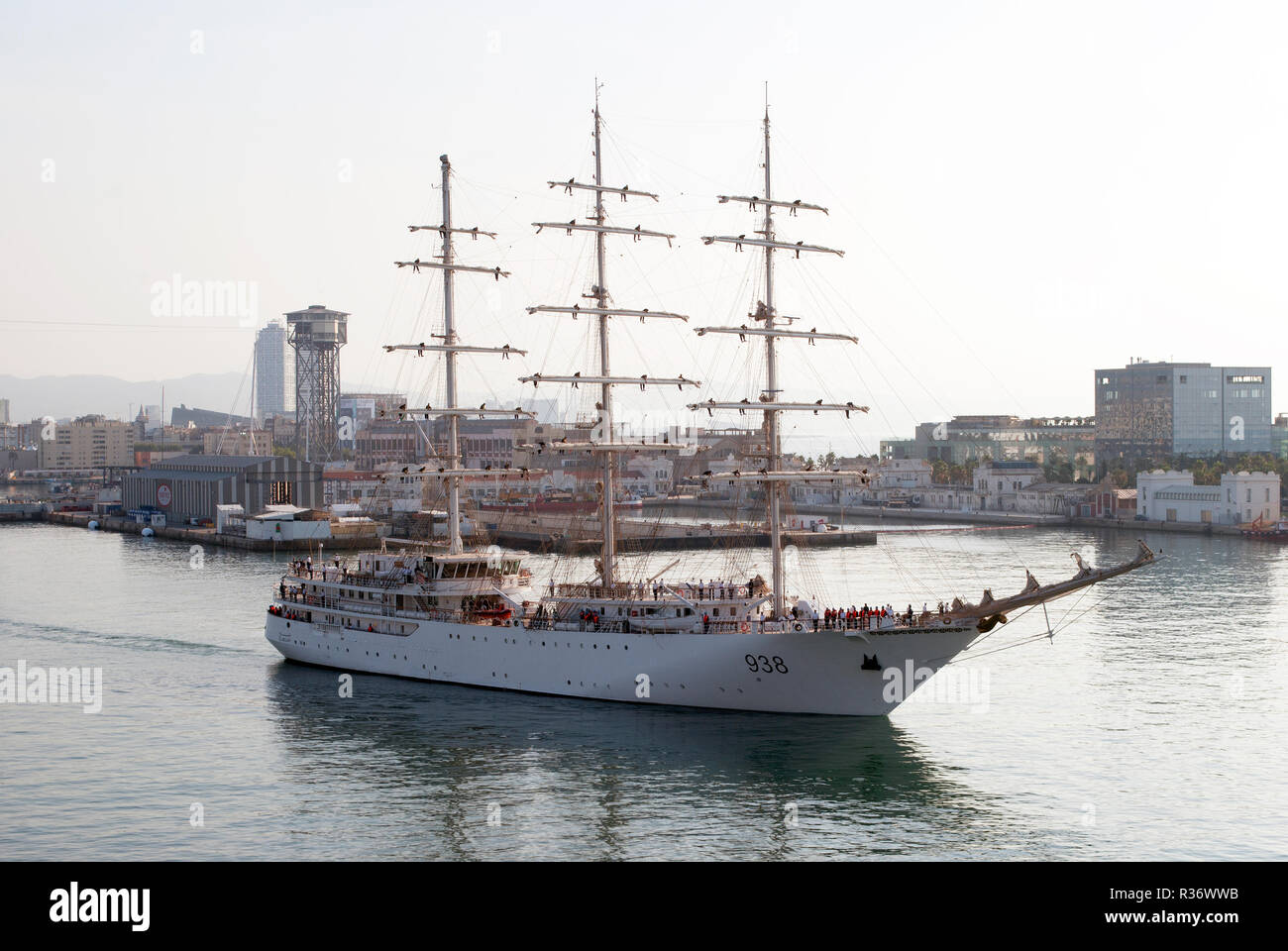 El Buque Escuela a vela Mellah de la Marina argelina, saliendo del puerto  de Barcelona a primera hora de la mañana. Julio 7, 2018 Fotografía de stock  - Alamy
