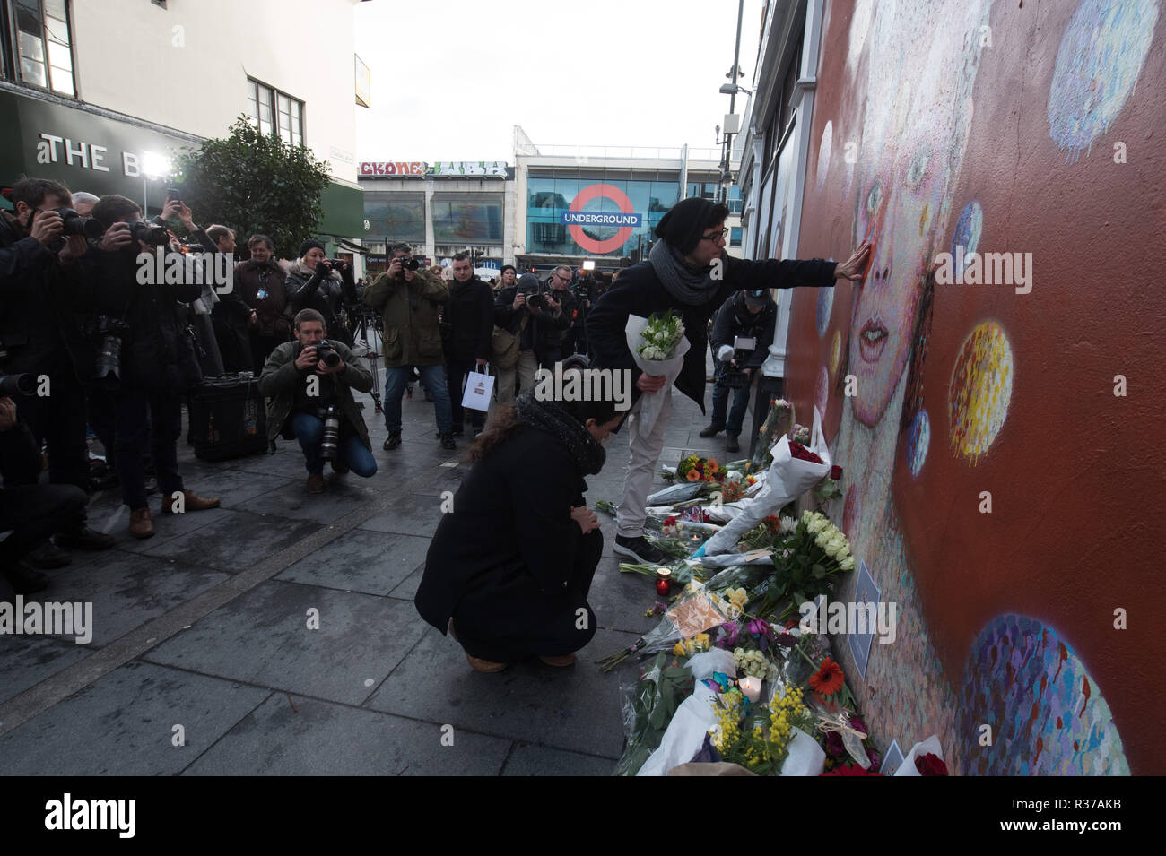 Tunstall Road, Londres, Reino Unido. El 11 de enero, 2016. Londres, Reino Unido. Los dolientes poner flores al pie del mural de David Bowie en brixton. Foto de stock