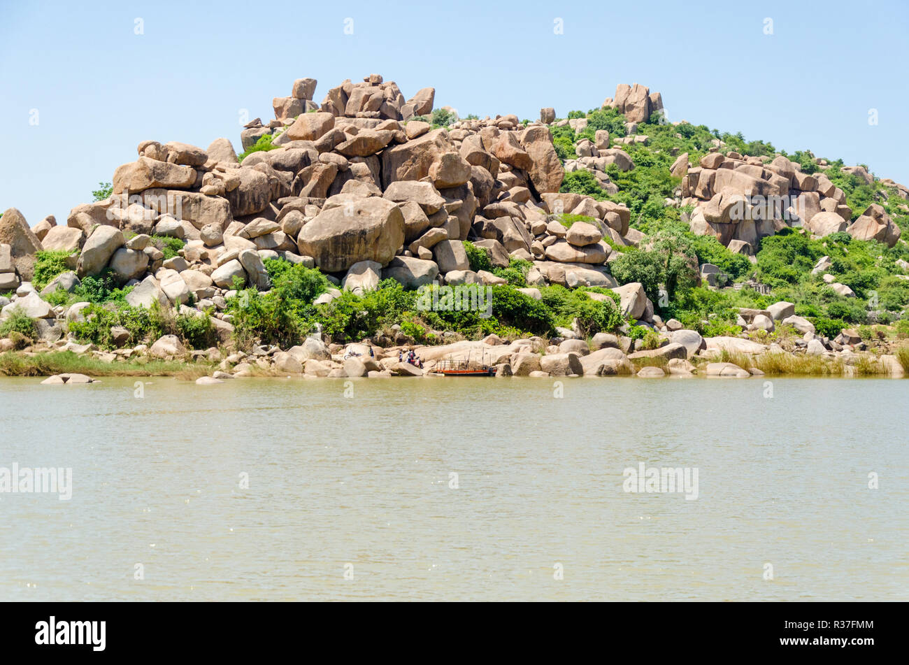 Vista del Río Tungabhadra y montón de rocas desde Talvar Gatta, Anegundi, Karnataka, India Foto de stock