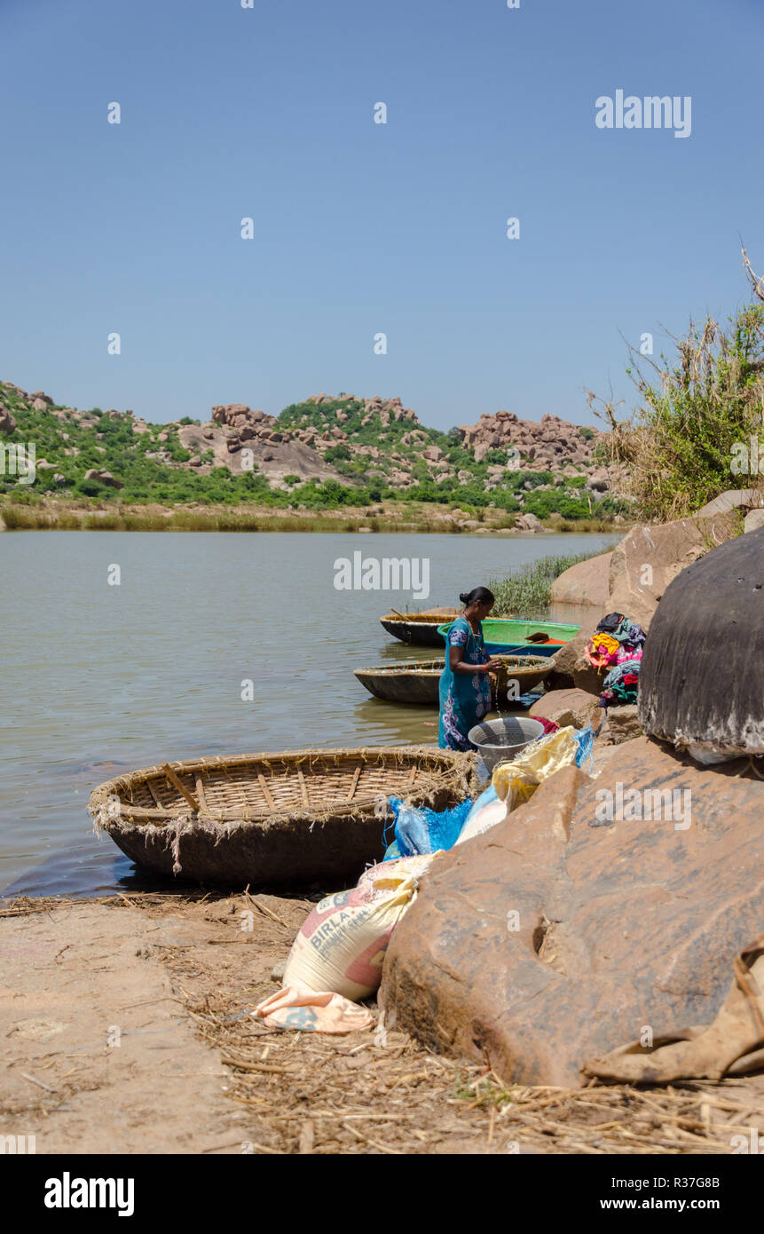 Una mujer local lavando ropa en el río Tungabhadra en Talvar Gatta, Anegundi, Karnataka, India Foto de stock