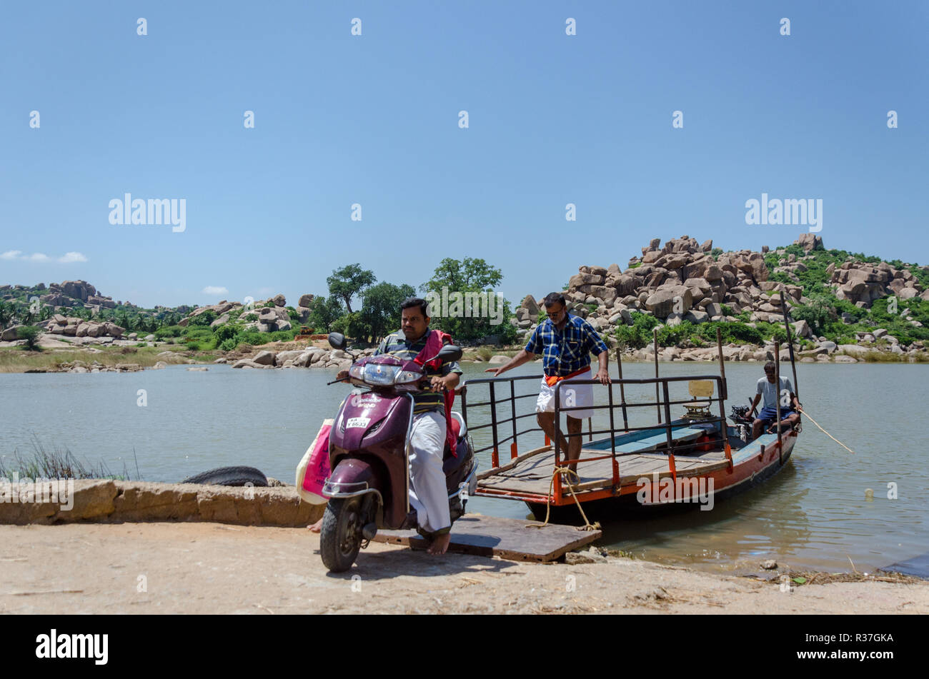 El servicio de ferry a través del río Tungabhadra llegando Talvar Gatta, Anegundi, Karnataka, India Foto de stock