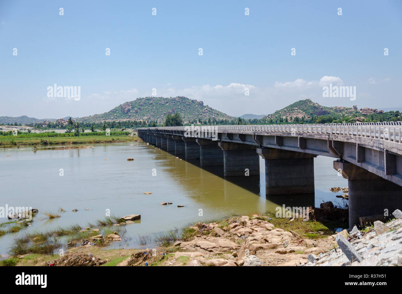 Vista de la conexión Hospet Gangavati al puente sobre el río Tungabhadra en Karnataka, India Foto de stock