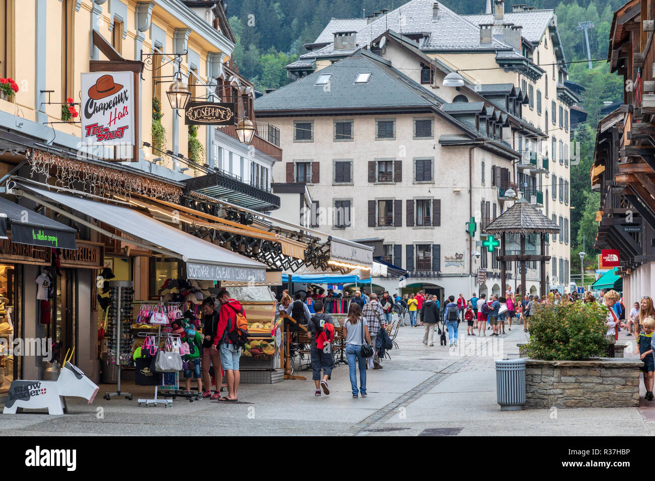 Chamonix principal calle comercial con los turistas que visitan las tiendas  y cafés Fotografía de stock - Alamy
