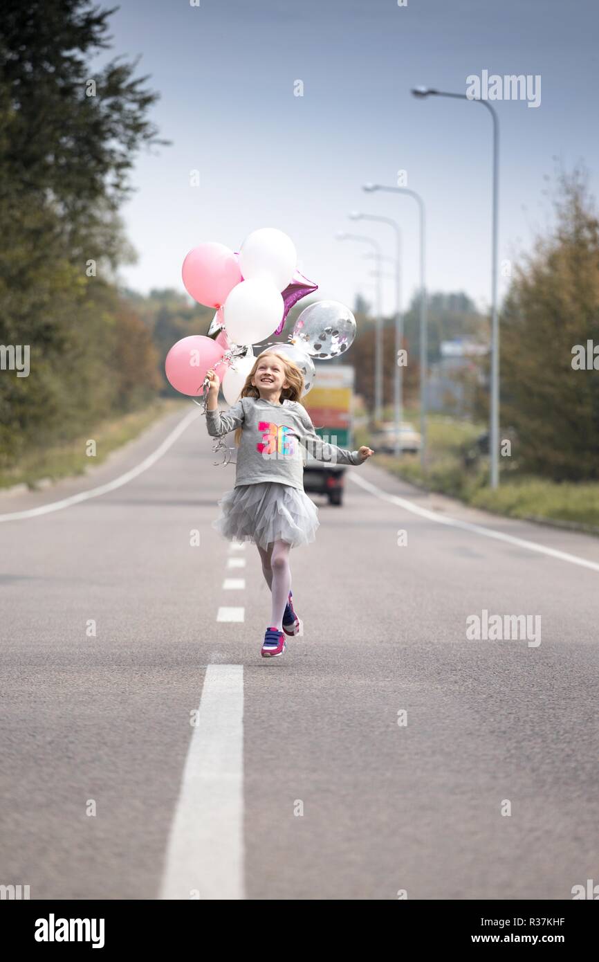 Una chica de cumpleaños por su 18 cumpleaños con globos Fotografía de stock  - Alamy