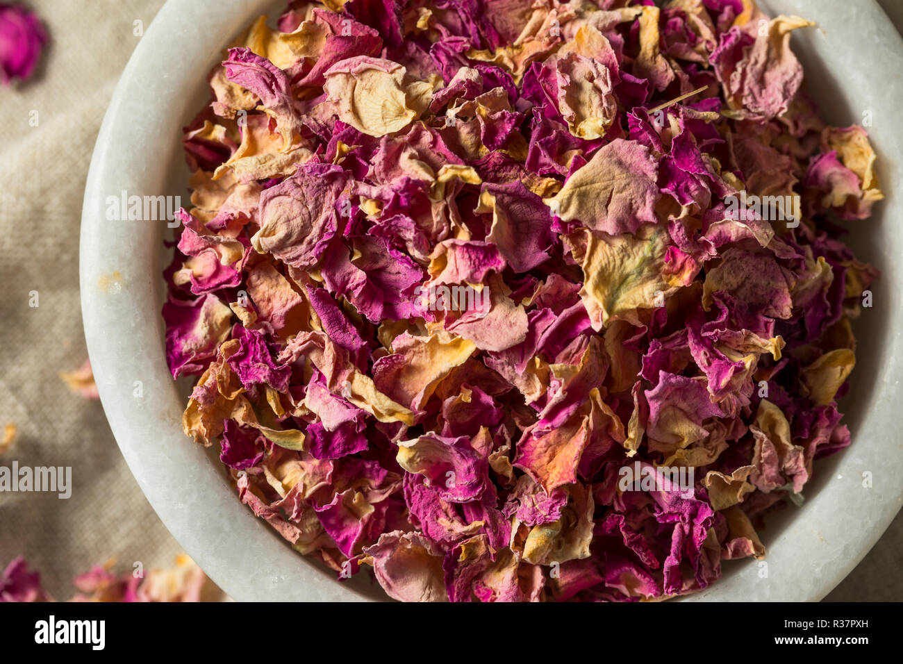 Materias orgánicos secos Pétalos de Rosas en un recipiente Fotografía de  stock - Alamy