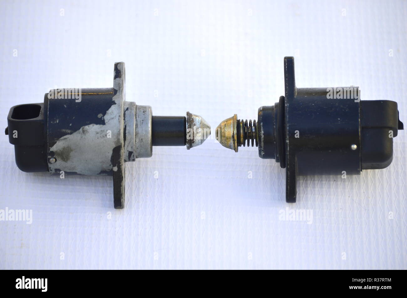 Las piezas del coche: válvula de control de aire de ralentí, válvula IAC  sobre fondo blanco Fotografía de stock - Alamy