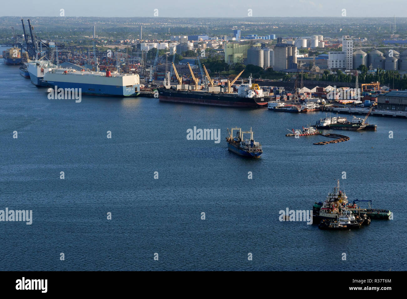 TANZANIA Daressalaam, la bahía y el puerto marítimo, el ro-ro de roll on  roll off vasos especiales para el transporte en automóvil Fotografía de  stock - Alamy