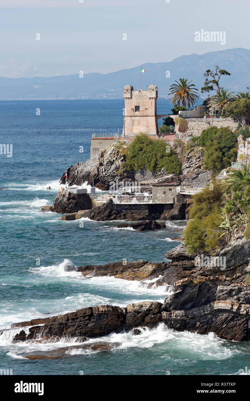 Costa con torre, Genoa-Nervi Gropallo, Golfo Paradiso, Riviera di Levante, Liguria, Italia Foto de stock