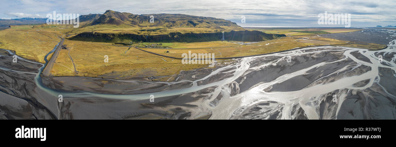 Drone disparo, río abajo del glaciar Eyjafjallajökull en Seljalandfoss, Sudurland, Islandia Foto de stock