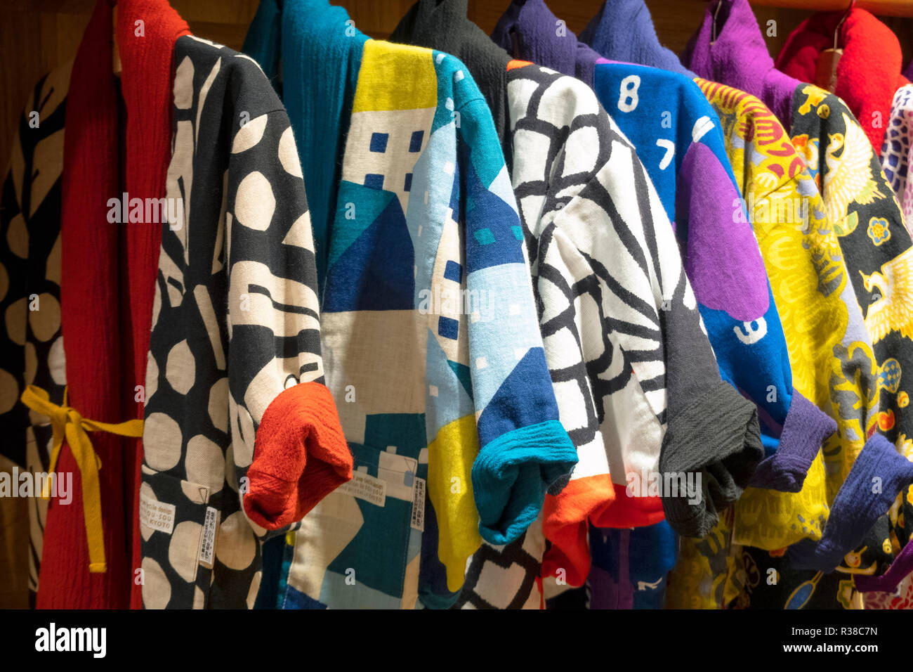 La marca de moda japonesa moderna Sou Sou con estampados coloridos en Kyoto flagship store. Su diseño está inspirado en la ropa tradicional japonesa. Foto de stock