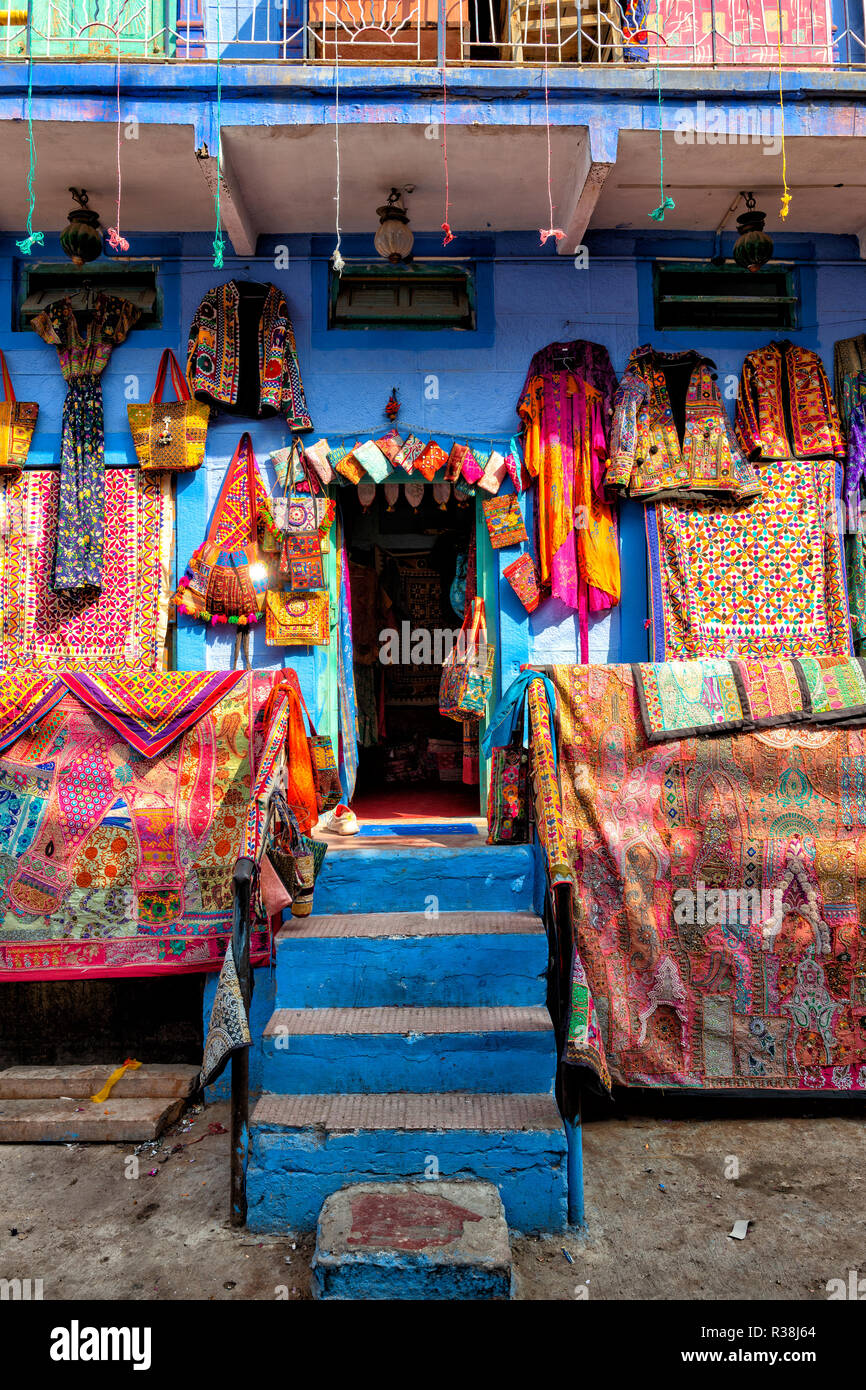 Fuera de una tienda típica en Jodhpur en la India Foto de stock