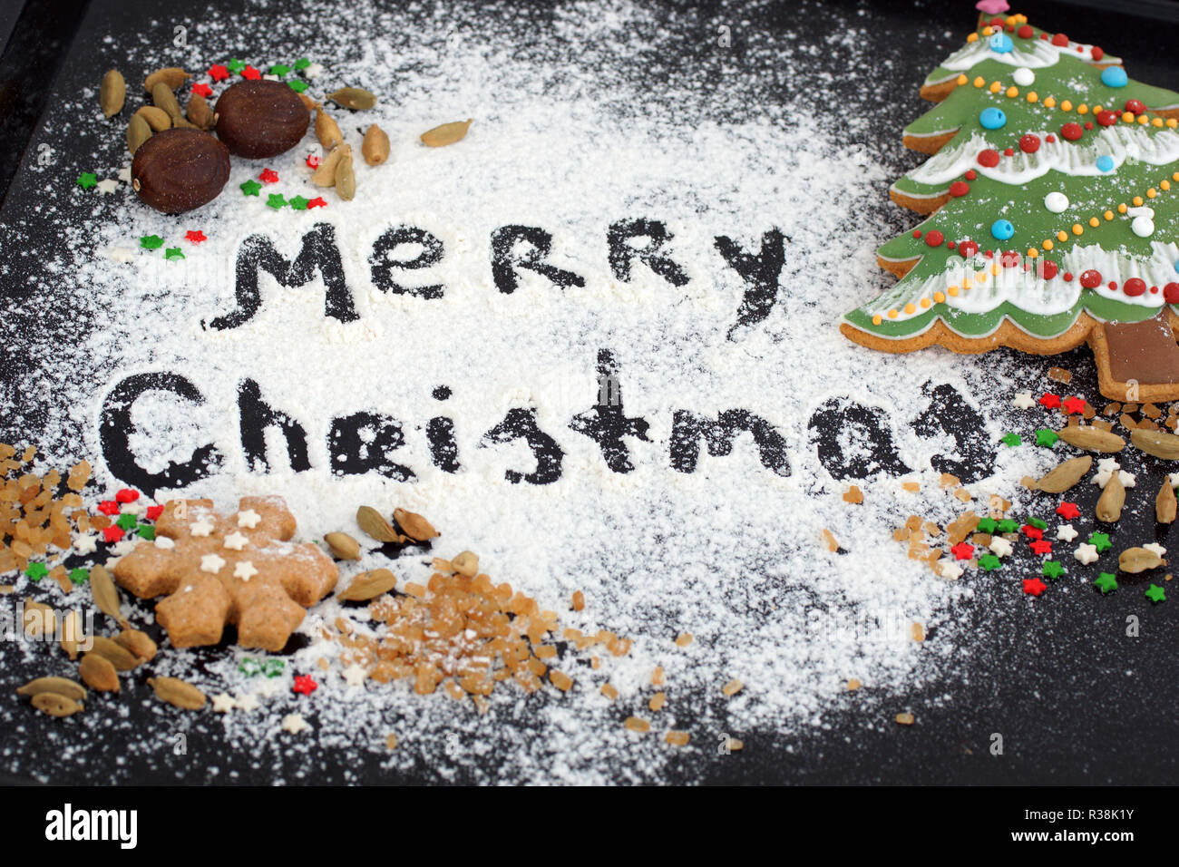 Navidad en una bandeja para hornear pan de jengibre, espolvoreado con harina Foto de stock
