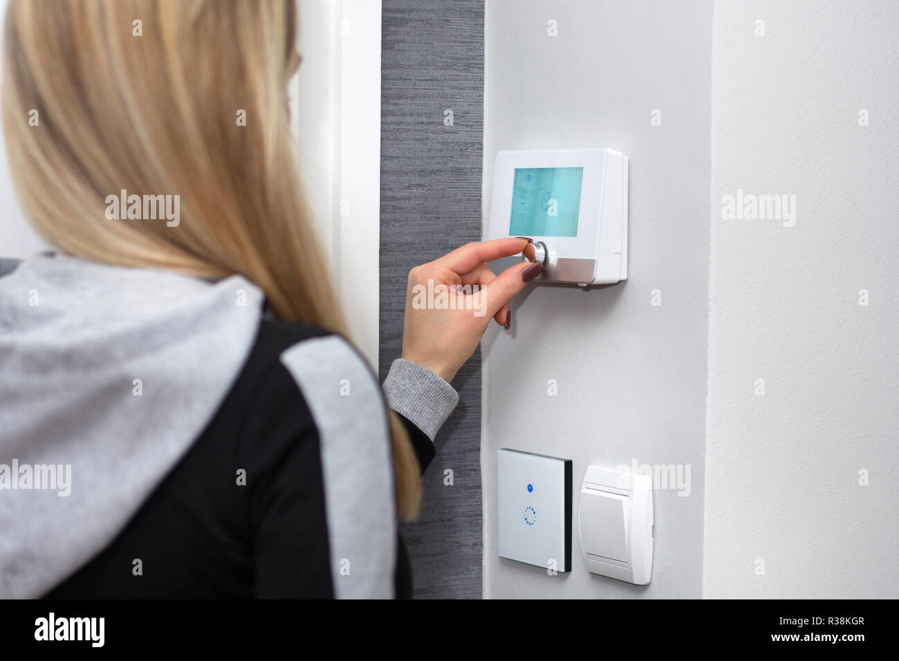 Chica Ajusta Y Regular La Temperatura De La Habitacion En Smart