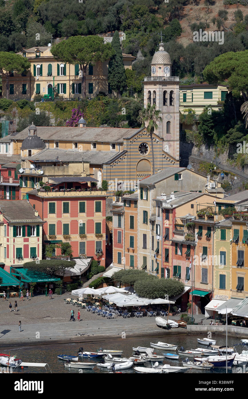 Aldeas y casas coloridas, Portofino, Golfo Paradiso, Provincia de Génova, Riviera di Levante, Liguria, Italia Foto de stock