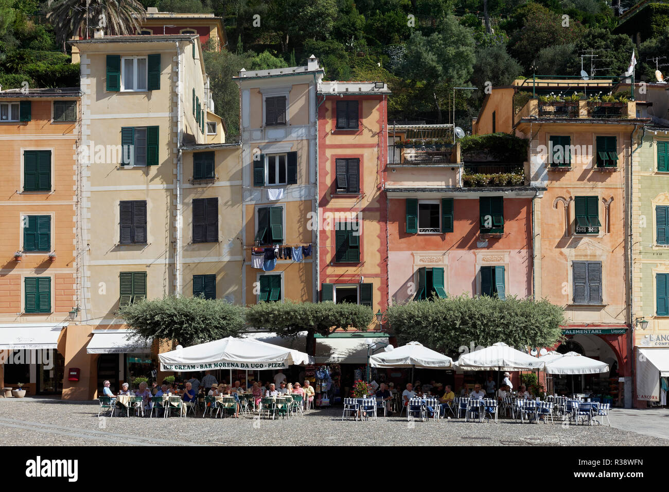 Café y coloridas casas adosadas, Portofino, Golfo Paradiso, Provincia de Génova, Riviera di Levante, Liguria, Italia Foto de stock