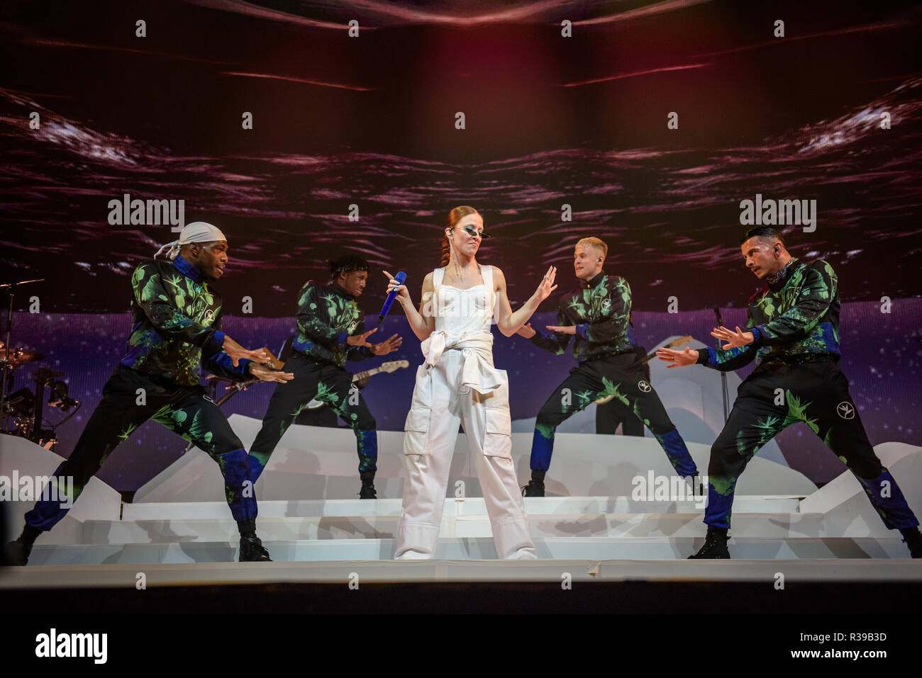 Brighton, Reino Unido. 21 de noviembre de 2018. Jess Glynne realiza en el centro de Brighton. - Siempre entre el Tour de España. Nacido Jessica Hannah Glynne Crédito: Andrew Sturmey/Alamy Live News Foto de stock