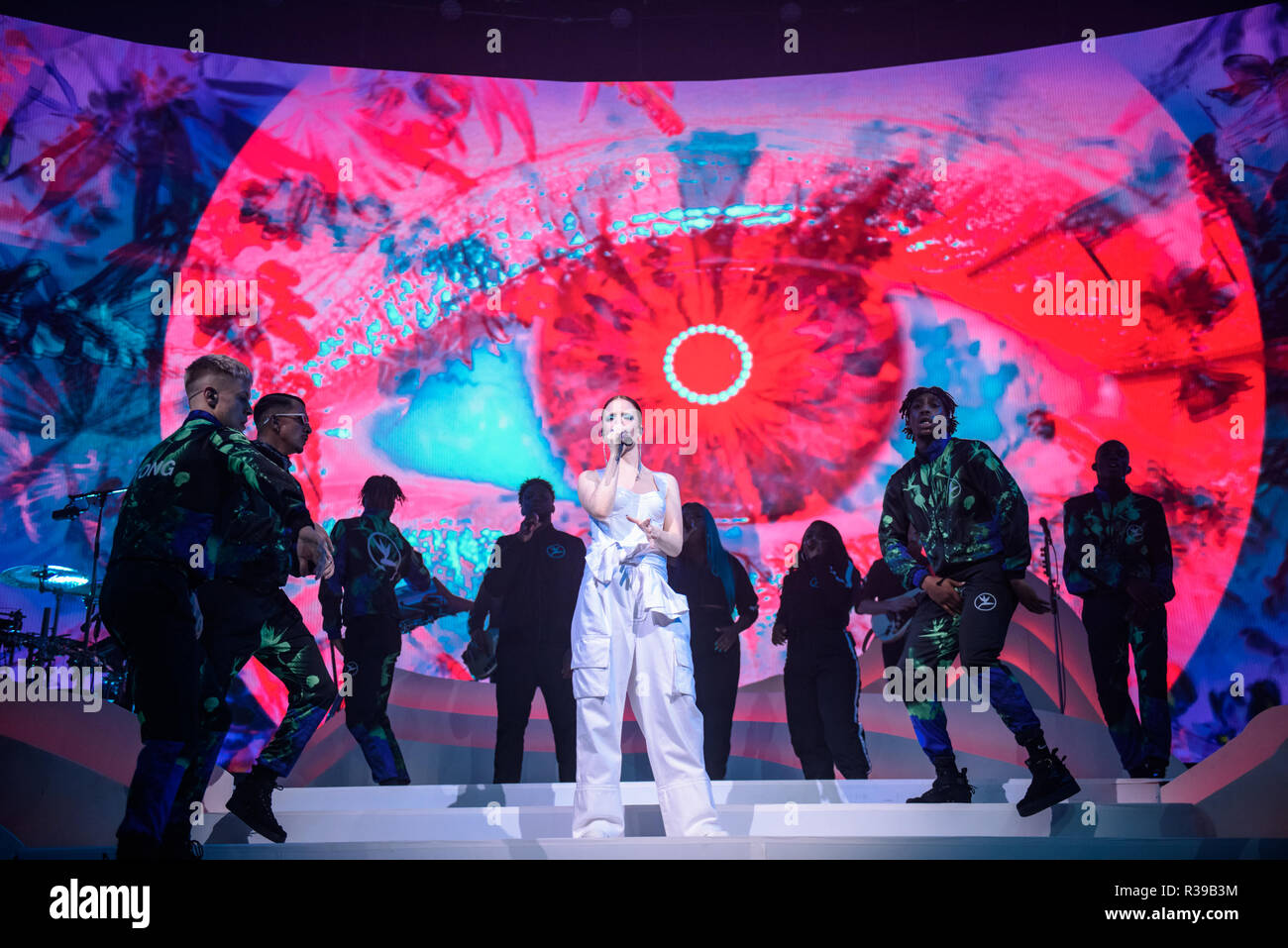 Brighton, Reino Unido. 21 de noviembre de 2018. Jess Glynne realiza en el centro de Brighton. - Siempre entre el Tour de España. Nacido Jessica Hannah Glynne Crédito: Andrew Sturmey/Alamy Live News Foto de stock