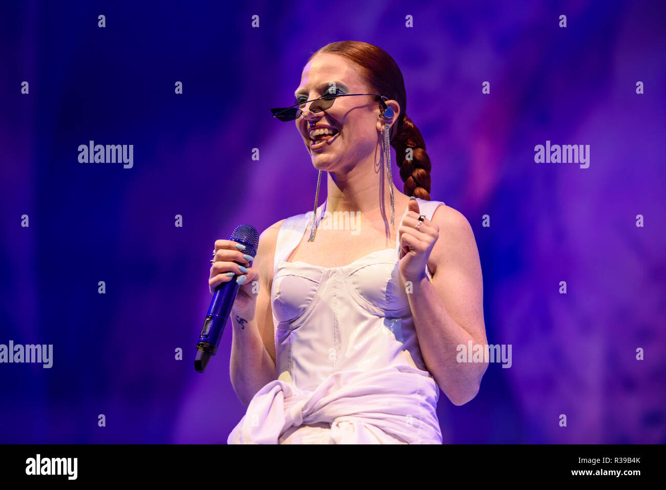 Brighton, Reino Unido. 21 de noviembre de 2018. Jess Glynne realiza en el centro de Brighton. - Siempre entre el Tour de España. Nacido Jessica Hannah Glynne Crédito: Andrew Sturmey/Alamy Live News Foto de stock