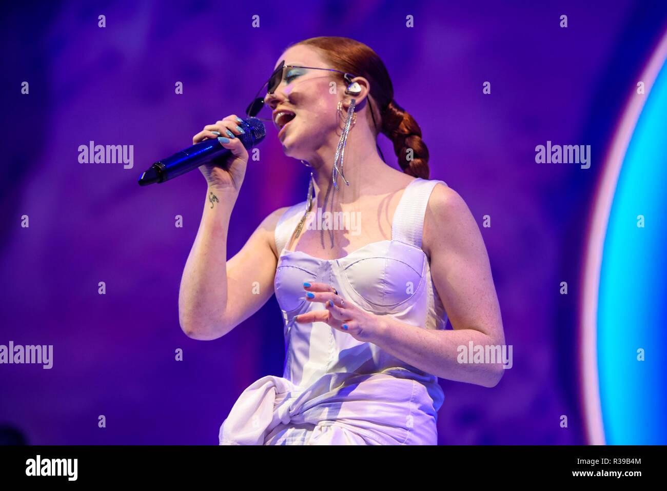 Brighton, Reino Unido. 21 de noviembre de 2018. Jess Glynne realiza en el centro de Brighton. - Siempre entre el Tour de España. Nacido Jessica Hannah Glynne Crédito: Andrew Sturmey/Alamy Live News Foto de stock