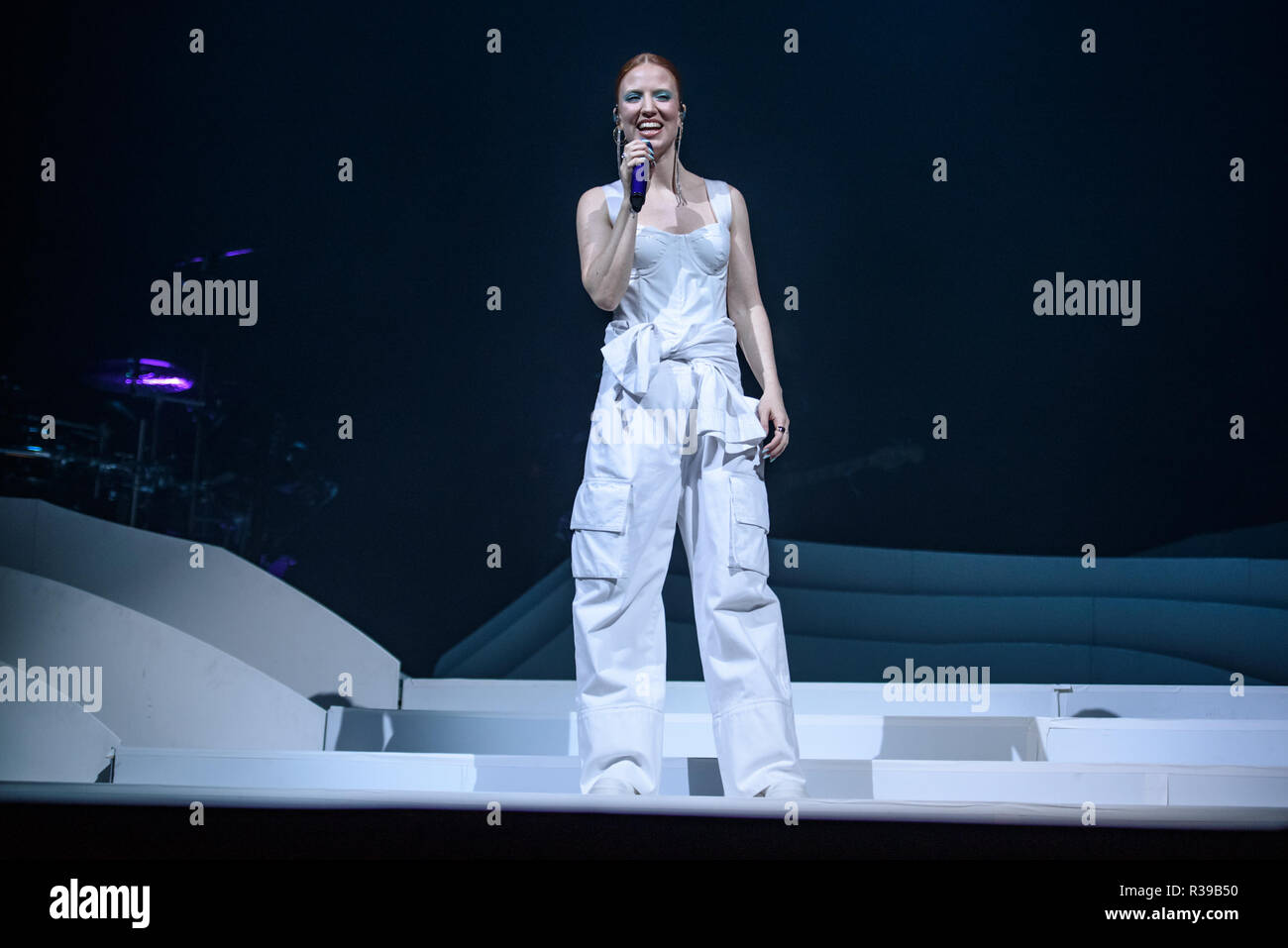 Brighton, Reino Unido. 21 de noviembre de 2018. Jess Glynne realiza en el centro de Brighton. - Siempre entre el Tour de España. Nacido Jessica Hannah Glynne Crédito: Andrew Sturmey/Alamy Live News Foto de stock