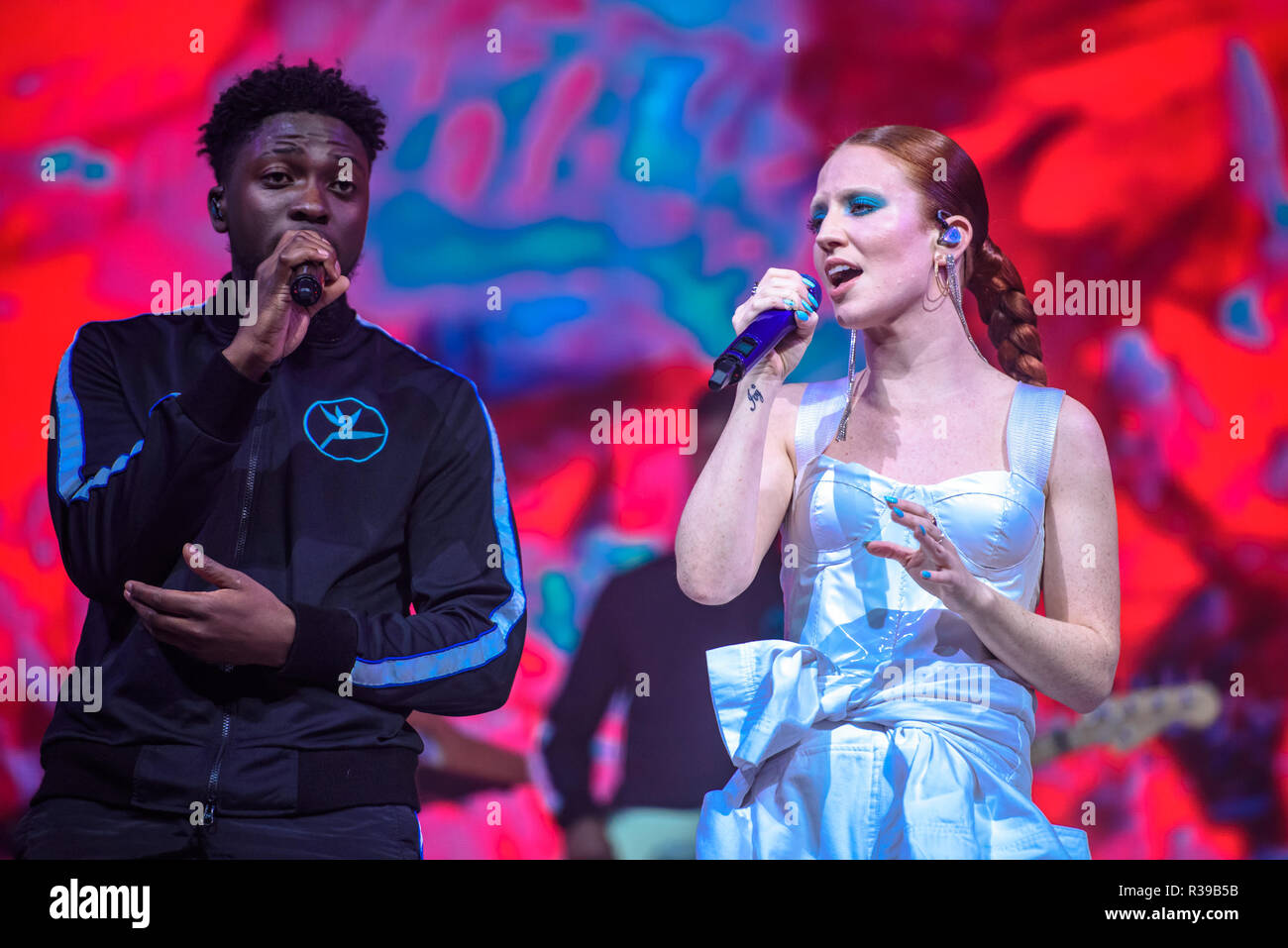 Brighton, Reino Unido. 21 de noviembre de 2018. Jess Glynne realiza en el centro de Brighton. - Siempre entre el Tour de España. Nacido Jessica Hannah Glynne Crédito: Andrew Sturmey/Alamy Live News Foto de stock