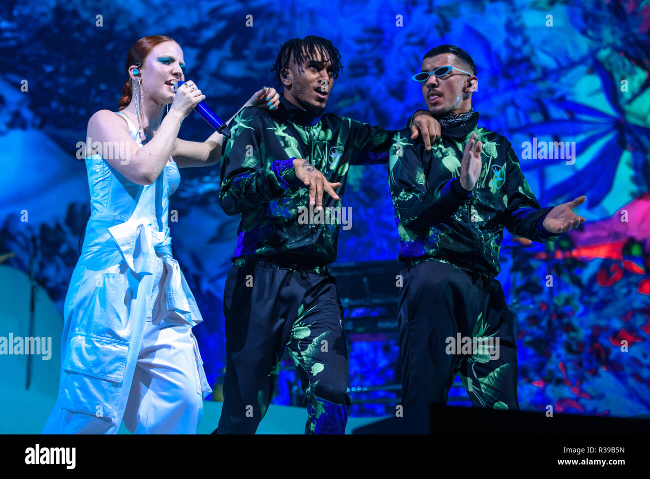 Brighton, Reino Unido. 21 de noviembre de 2018. Jess Glynne realiza en el centro de Brighton. - Siempre entre el Tour de España. Nacido Jessica Hannah Glynne Crédito: Andrew Sturmey/Alamy Live News Foto de stock