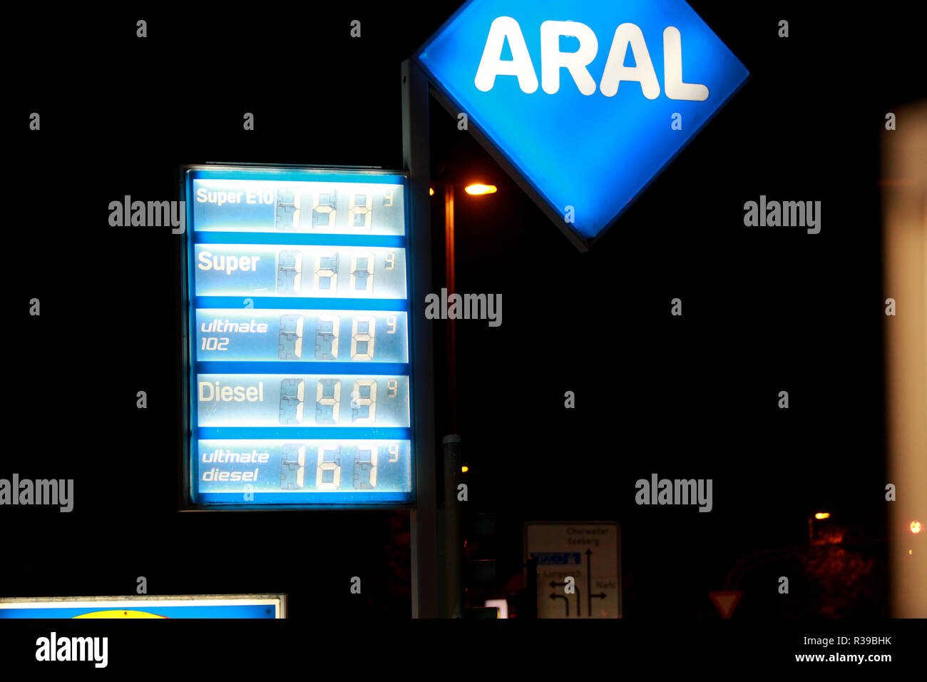 Estación de gasolina ARAL precio signo es visto en Colonia, Alemania. Precios de combustible diesel están aumentando casi tan alta como super precios del combustible. Los precios de la gasolina siguen siendo elevados en Alemania después de alcanzar niveles récord recientemente. Foto de stock
