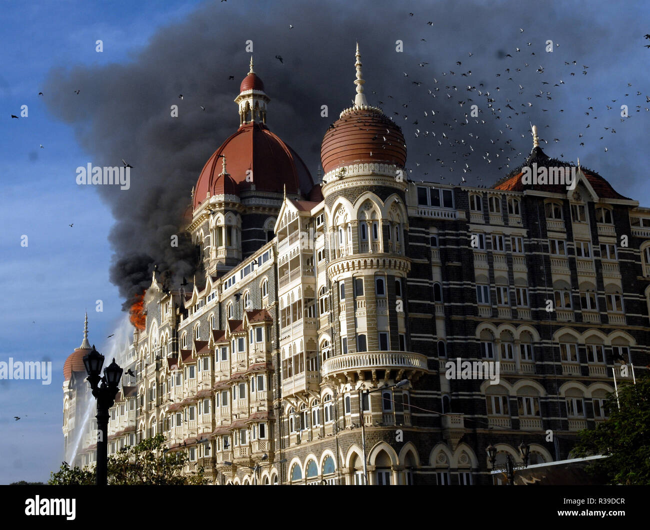 El Hotel Taj Mahal ardiendo después fue atacado por Deccan Muyahidín terroristas en el sur de Mumbai, India, el 27/11/2008. Los terroristas mataron a 100 personas y más de 200 heridos en una serie de ataques coordinados a través de la India?s del centro financiero de Mumbai como pistoleros fuertemente armados en grupos de dos a cuatro abrieron fuego con armas automáticas y granadas lobbed en 10 lugares en el sur de Mumbai, incluidos los cinco estrellas hoteles Taj y Trident, la ciudad?s terminal principal de trenes, un hospital, una cafetería, un pub y una sala de cine. Foto: Dinodia (c) dpa - Report | uso en todo el mundo Foto de stock
