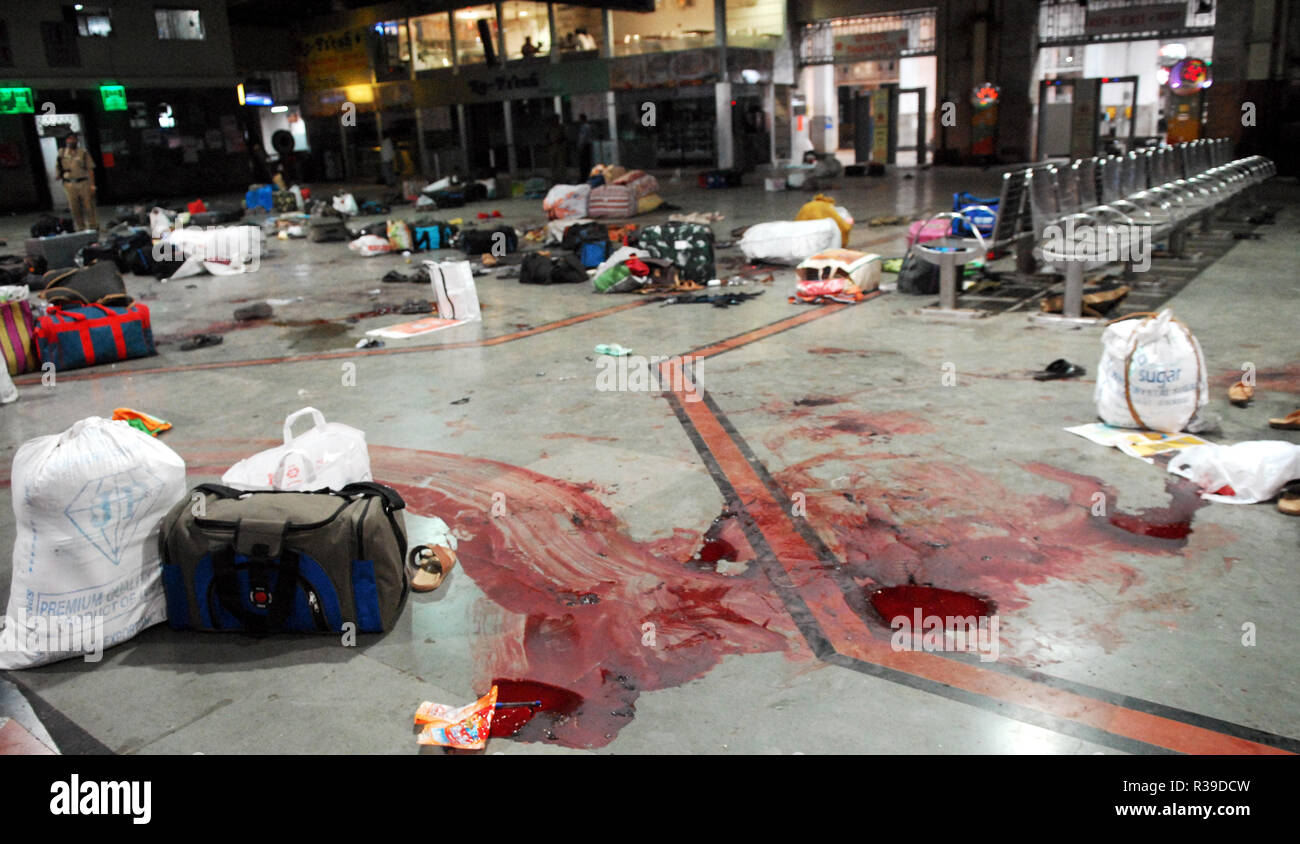 Consigna para equipaje y las manchas de sangre de ataque terrorista por Deccan Muyahidín terroristas en Mumbai, India, la estación del CCT 27/11/2008. Los terroristas mataron a 100 personas y más de 200 heridos en una serie de ataques coordinados a través de la India?s del centro financiero de Mumbai como pistoleros fuertemente armados en grupos de dos a cuatro abrieron fuego con armas automáticas y granadas lobbed en 10 lugares en el sur de Mumbai, incluidos los cinco estrellas hoteles Taj y Trident, la ciudad?s terminal principal de trenes, un hospital, una cafetería, un pub y una sala de cine. Foto: Dinodia (c) dpa - Report | uso en todo el mundo Foto de stock