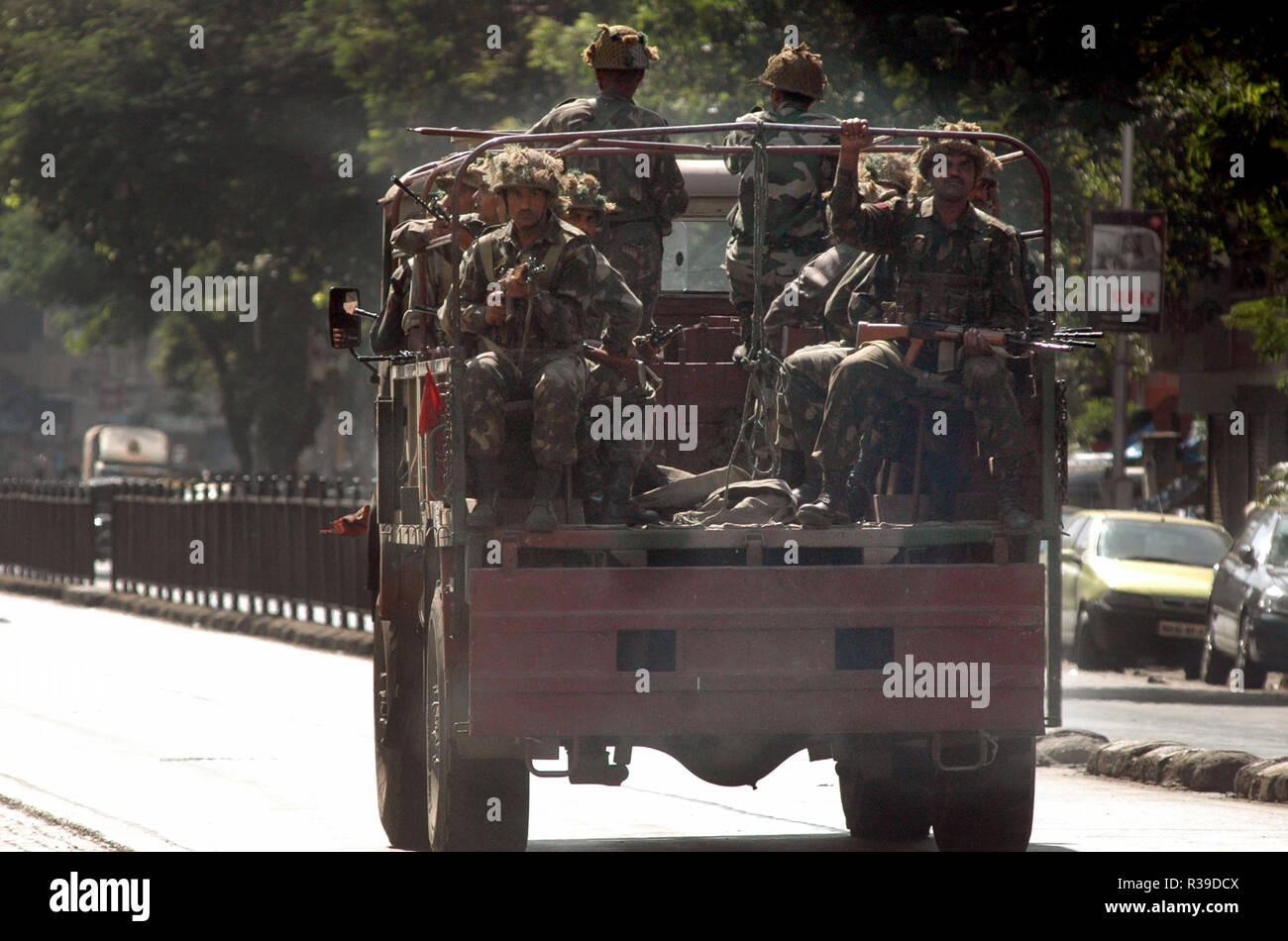 En camiones del ejército indio vino a luchar contra los ataques terroristas por parte de Decan Muyahidin terroristas en Mumbai, India, el 27 de noviembre de 2008. Los terroristas mataron a 100 personas y más de 200 heridos en una serie de ataques coordinados a través de la India?s del centro financiero de Mumbai como pistoleros fuertemente armados en grupos de dos a cuatro abrieron fuego con armas automáticas y granadas lobbed en 10 lugares en el sur de Mumbai, incluidos los cinco estrellas hoteles Taj y Trident, la ciudad?s terminal principal de trenes, un hospital, una cafetería, un pub y una sala de cine. Foto: Dinodia (c) dpa - Report | uso en todo el mundo Foto de stock