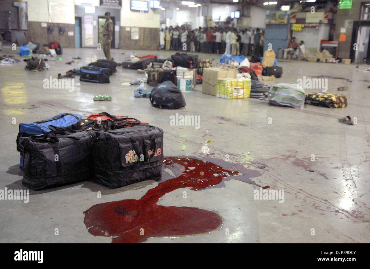 Consigna para equipaje y las manchas de sangre de ataque terrorista por Deccan Muyahidín terroristas en Mumbai, India, la estación del CCT 27/11/2008. Los terroristas mataron a 100 personas y más de 200 heridos en una serie de ataques coordinados a través de la India?s del centro financiero de Mumbai como pistoleros fuertemente armados en grupos de dos a cuatro abrieron fuego con armas automáticas y granadas lobbed en 10 lugares en el sur de Mumbai, incluidos los cinco estrellas hoteles Taj y Trident, la ciudad?s terminal principal de trenes, un hospital, una cafetería, un pub y una sala de cine. Foto: Dinodia (c) dpa - Report | uso en todo el mundo Foto de stock
