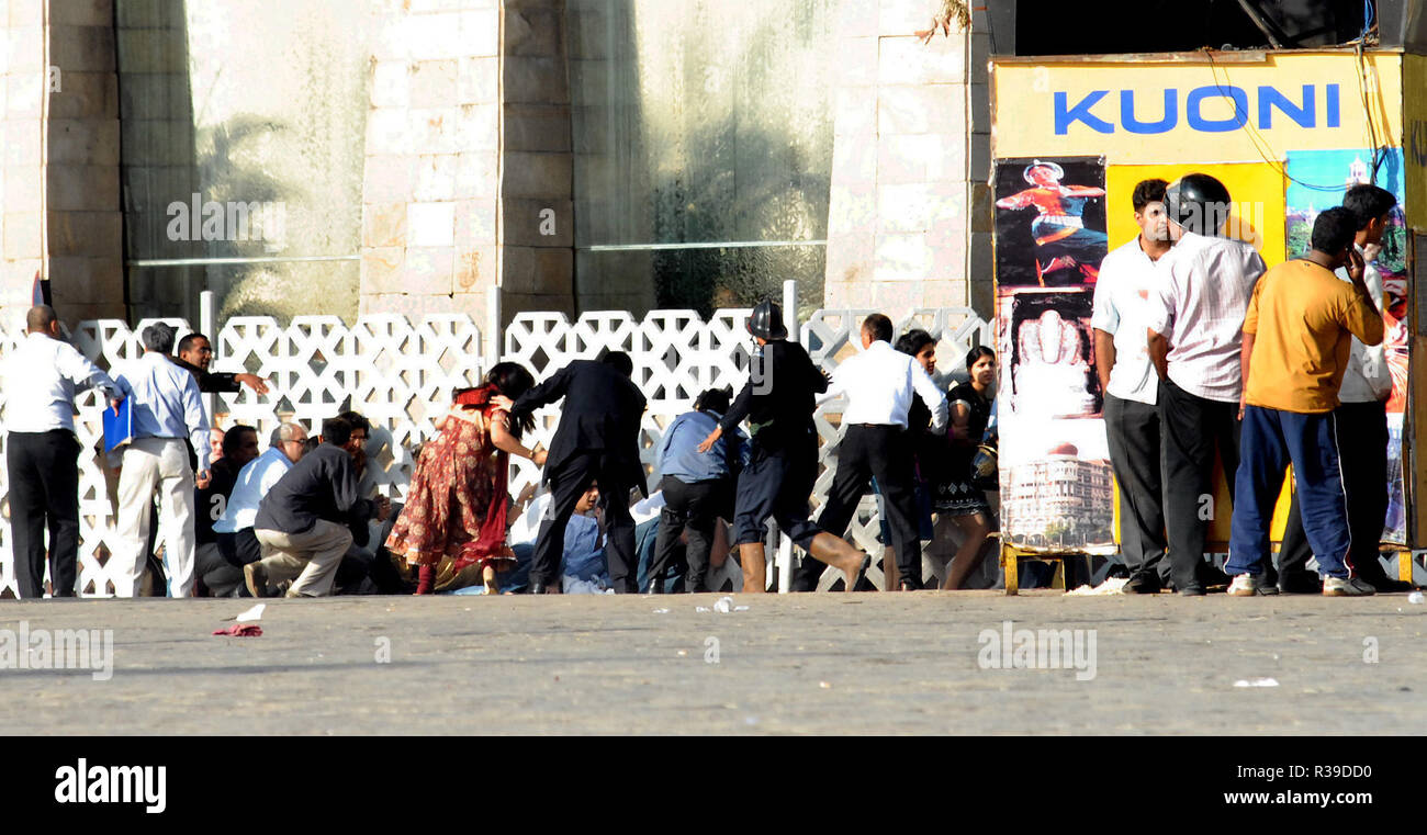 Los huéspedes rescatados teniendo cubierta de ataque terrorista por Deccan Muyahidín terroristas en el Hotel Taj Mahal cerca Gaitway de India, Mumbai, India, el 27/11/2008. Los terroristas mataron a 100 personas y más de 200 heridos en una serie de ataques coordinados a través de la India?s del centro financiero de Mumbai como pistoleros fuertemente armados en grupos de dos a cuatro abrieron fuego con armas automáticas y granadas lobbed en 10 lugares en el sur de Mumbai, incluidos los cinco estrellas hoteles Taj y Trident, la ciudad?s terminal principal de trenes, un hospital, una cafetería, un pub y una sala de cine. Foto: Dinodia (c) dpa - Report | uso en todo el mundo Foto de stock