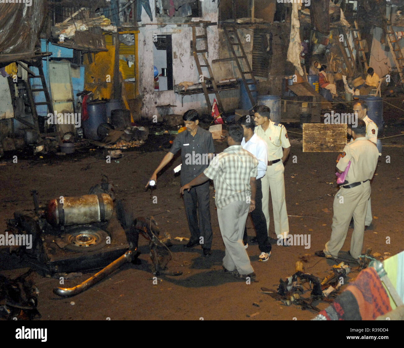 Explosión en un taxi en Bombay Port Sociedad Fiduciaria cerca Mazgaon Deccan Muyahidín, cuando los terroristas atacaron Mumbai India el 27/11/2008. Los terroristas mataron a 100 personas y más de 200 heridos en una serie de ataques coordinados a través de la India?s del centro financiero de Mumbai como pistoleros fuertemente armados en grupos de dos a cuatro abrieron fuego con armas automáticas y granadas lobbed en 10 lugares en el sur de Mumbai, incluidos los cinco estrellas hoteles Taj y Trident, la ciudad?s terminal principal de trenes, un hospital, una cafetería, un pub y una sala de cine. Foto: Dinodia (c) dpa - Report | uso en todo el mundo Foto de stock