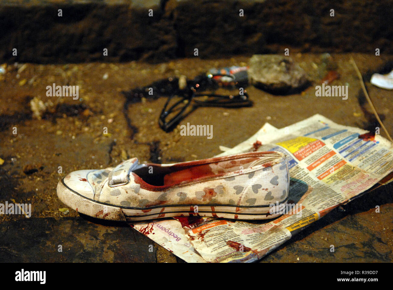 Un zapato con manchas de sangre en la estación de tren CST después de Mumbai fue atacado por Deccan Muyahidín terroristas en el sur de Mumbai, India el 26/11/2008. Los terroristas mataron a 100 personas y más de 200 heridos en una serie de ataques coordinados a través de la India?s del centro financiero de Mumbai como pistoleros fuertemente armados en grupos de dos a cuatro abrieron fuego con armas automáticas y granadas lobbed en 10 lugares en el sur de Mumbai, incluidos los cinco estrellas hoteles Taj y Trident, la ciudad?s terminal principal de trenes, un hospital, una cafetería, un pub y una sala de cine. Foto: Dinodia (c) dpa - Report | uso en todo el mundo Foto de stock