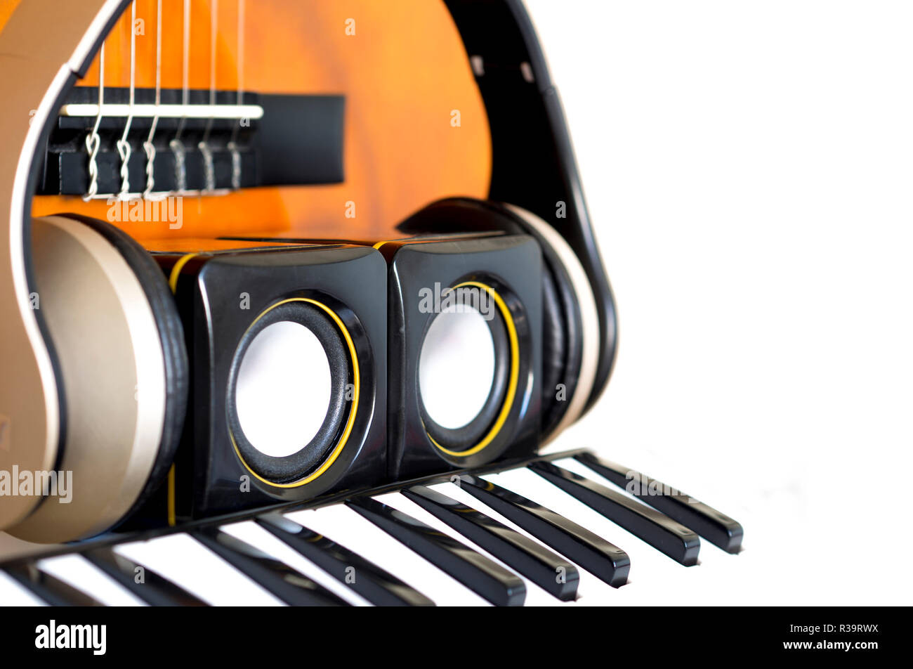 Instrumentos musicales creados con concepto foto con la guitarra melódica,  pequeños altavoces y auriculares Fotografía de stock - Alamy